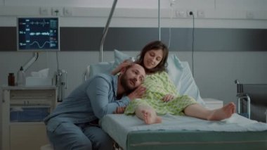 Beyaz erkek ve kadın hastane koğuşunda çocuk bekliyorlar.