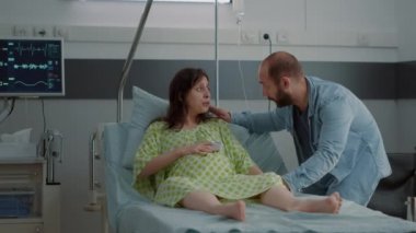 Hastane koğuşunda doğum yapan genç bir kadın.