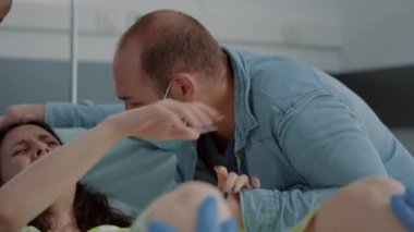 Doğum sancısı çeken hamile kadına yakın dur.