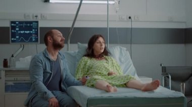 Genç hamile yetişkin doktordan destek alıyor.