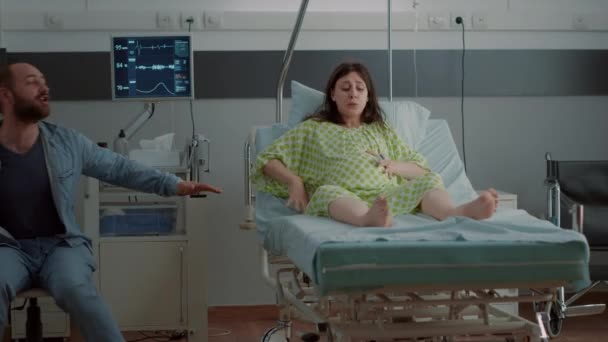 Caucasian pregnant woman having pain from contractions — Stock Video