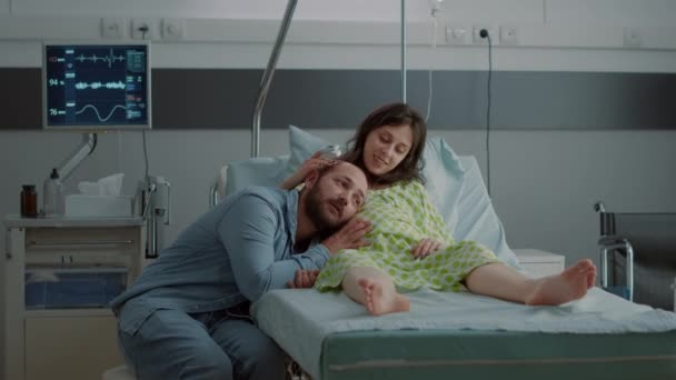 Caucasian man and woman expecting child in hospital ward — Stock Video