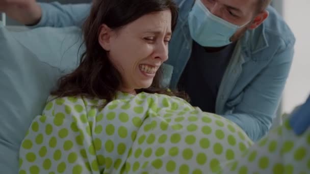 Detailní záběr těhotné ženy v bolesti rodící dítě — Stock video
