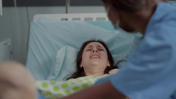 Close up de mulher em trabalho de parto doloroso dando à luz a criança — Vídeo de Stock