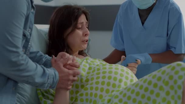 Beyaz kadın hastane koğuşunda doğum yapıyor. — Stok video