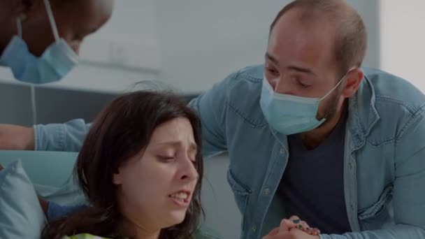 Enfermera afroamericana ayudando con el parto en la sala de hospital — Vídeos de Stock