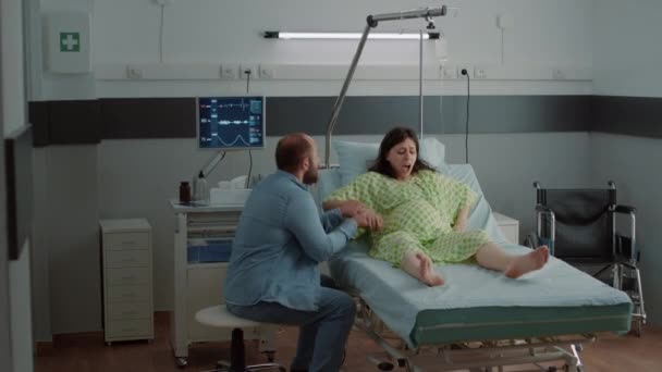 Вагітна жінка з болючими скороченнями у лікарняному відділенні — стокове відео