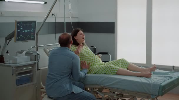 Caucásica embarazada conseguir contracciones del trabajo de parto — Vídeos de Stock