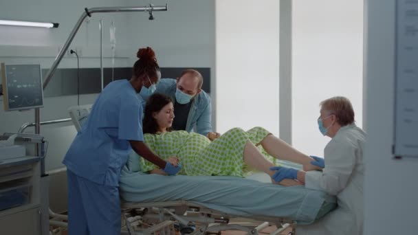 Pregnant woman giving birth in hospital ward bed — Stock Video