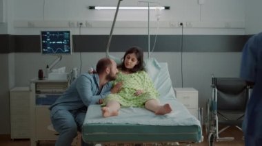 Kafkasyalı çift hastane koğuşunda çocuk bekliyor.