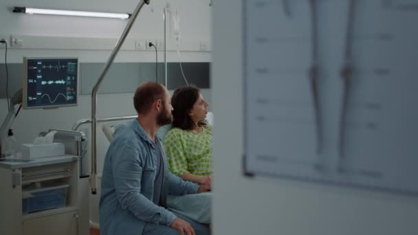 Pacient s dětským boulí sedí v nemocnici lůžko — Stock video
