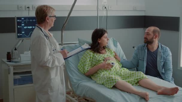 Médico obstetrícia consulta mulher grávida na enfermaria do hospital — Vídeo de Stock