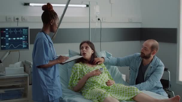 Afrikansk amerikansk sjuksköterska som använder tabletter för gravida patienter — Stockvideo