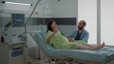 Hamileliği olan beyaz kadın acı veren kasılmalar geçiriyor.