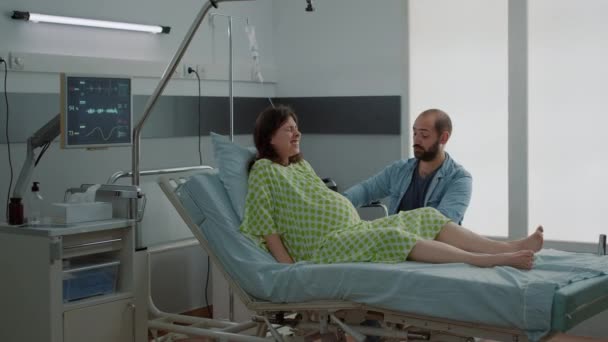 Mujer caucásica con embarazo que tiene contracciones dolorosas — Vídeos de Stock