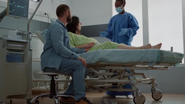 Personne enceinte avec équipement médical assis dans la salle d'hôpital — Video