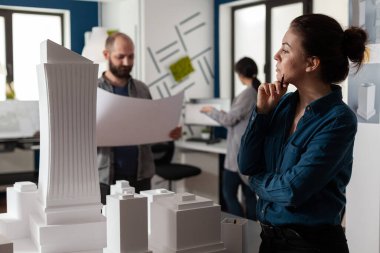 Planlar üzerinde çalışan profesyonel mimarlar