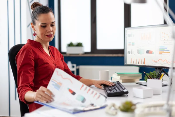 Mujer de negocios en la empresa de puesta en marcha que trabaja en el ordenador —  Fotos de Stock