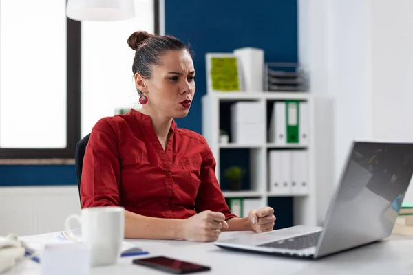 Gefrustreerde zakenvrouw heeft problemen met het niet werken laptop — Stockfoto