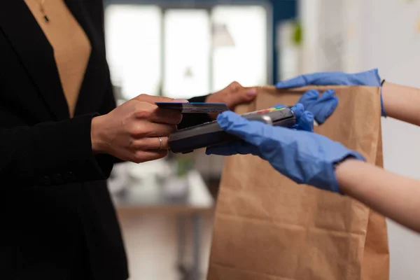 Primer plano de la mujer de negocios que paga la orden de comida para llevar con tarjeta de crédito utilizando el servicio sin contacto POS — Foto de Stock