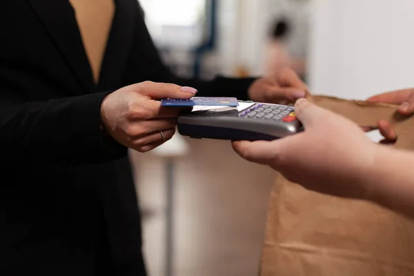 Close up de empresária segurando cartão de crédito de pos — Fotografia de Stock