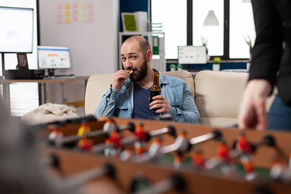 Hombre divirtiéndose mientras bebe cerveza después del trabajo en la oficina —  Fotos de Stock