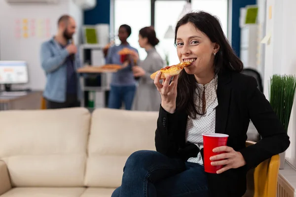 Vrouw die pizza eet na het werk feest met vrienden — Stockfoto