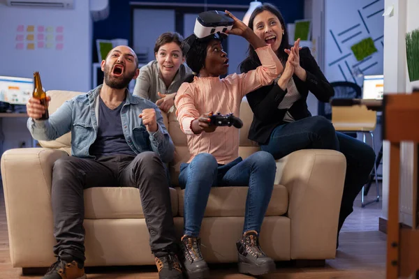 Diverse team of colleagues enjoy vr glasses experience — Stock Photo, Image