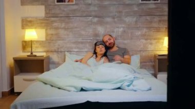 Mutlu evli çiftin fotoğrafını yakınlaştır.