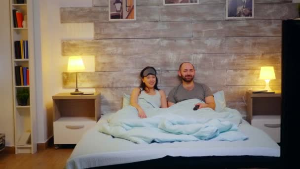 Zoom în shot cuplu în pijamale râzând — Videoclip de stoc