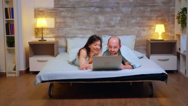 Zoom-Aufnahme eines Paares im Pyjama — Stockvideo