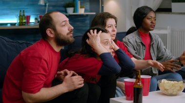 Futbolu destekleyin, futbol izlerken birlikte tezahürat yapın.