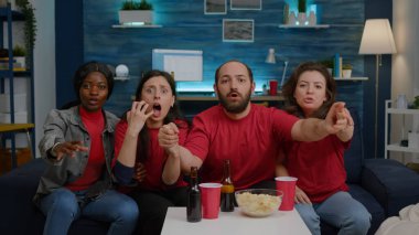 Futbol takımının maç şampiyonluğunu kaybetmesinden sonra hayal kırıklığına uğrayan çok ırklı arkadaşlar.