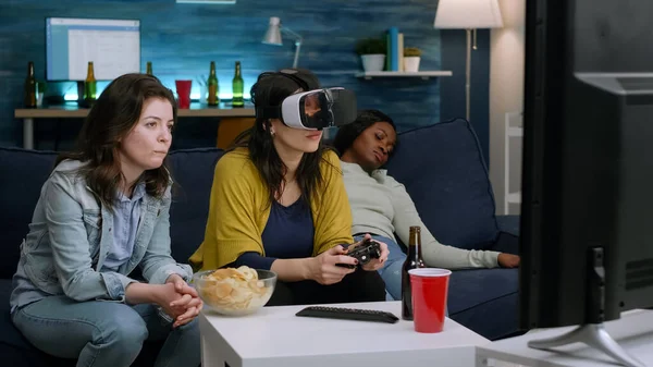 Afrikaanse vrouw ervaren virtual reality spelen van video games met vr headset — Stockfoto