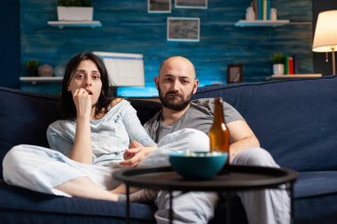 Duygusal üzgün çift drama filmi izliyor.