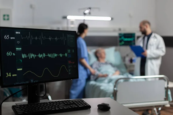 Monitor auf Krankenhausstation zeigt BMP von Patientin — Stockfoto