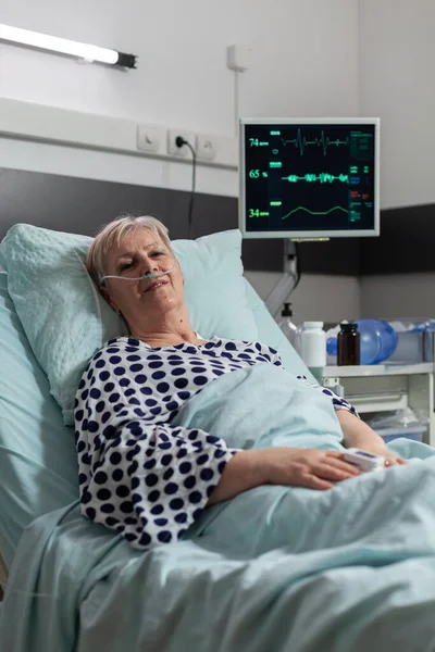 Oudere persoon met longfalen die ademt door zuurstofmasker — Stockfoto