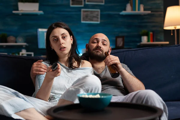 Mladý pár tráví večer spolu oblečeni v pyžamu těší tráví čas spolu — Stock fotografie