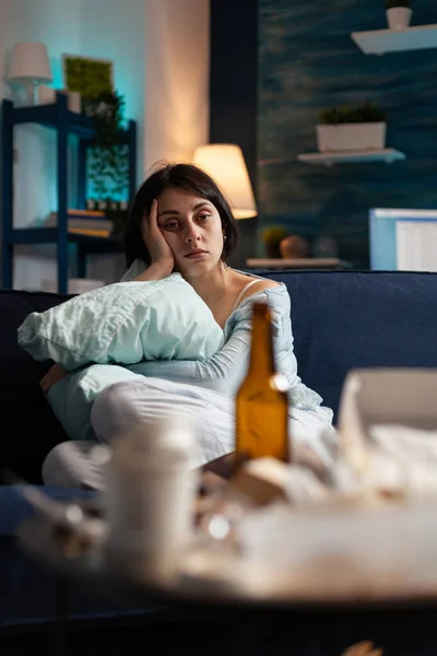 Femme déprimée, frustrée, stressée, traumatisée assise seule tenant un oreiller — Photo