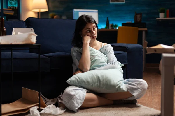 Retrato de deprimido, vulnerável estressado mulher desesperada olhando na câmera sentado sozinho no sofá — Fotografia de Stock