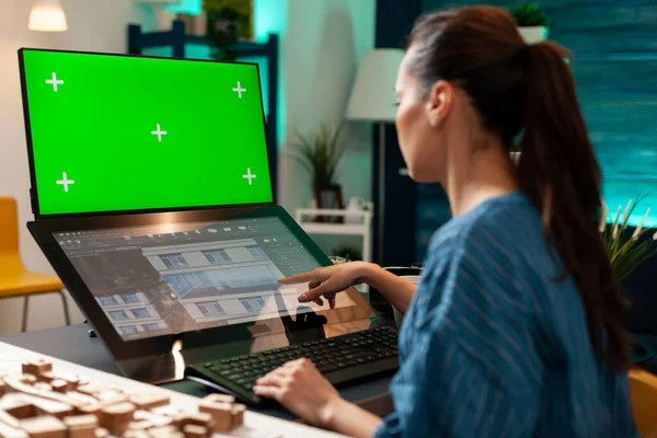 Tehnician žena pracující na touchpad monitor pro design — Stock fotografie