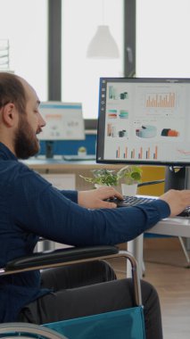 Felç olmuş bir iş adamı meslektaşıyla mali rapor yazıyor.