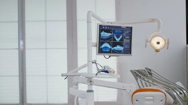 Primer plano de la pantalla del ortodoncista médico con imágenes de rayos X en los dientes — Foto de Stock