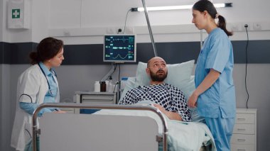 Pratisyen kadın doktor panoya hastalık belirtileri yazıyor.