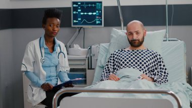 Afro-Amerikan tıp uzmanı ve hasta adamın online video konferansına ön bakış.