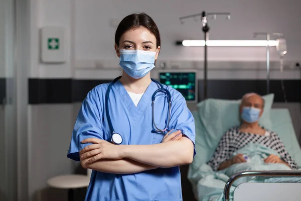 Porträt einer Krankenschwester mit chirurgischer Maske — Stockfoto