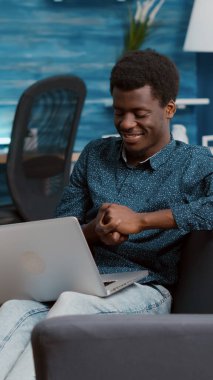 Aşırı çalışmaktan yorgun düşmüş, uykusuzluktan muzdarip Afrikalı Amerikalı bir adam önünde dizüstü bilgisayarla uyuyakalıyor.