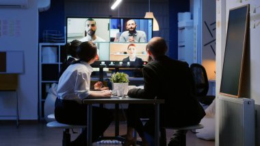 Çevrimiçi video görüşmesi sırasında uzak iş arkadaşlarıyla tartışan çeşitli iş grupları