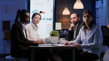 Çevrimiçi video çağrısı sırasında yönetim stratejisini tartışan çok ırklı iş adamlarının Pov 'u