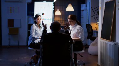 Şirket istatistiklerini açıklayan tekerlekli sandalyedeki özürlülerin seçici odak noktası